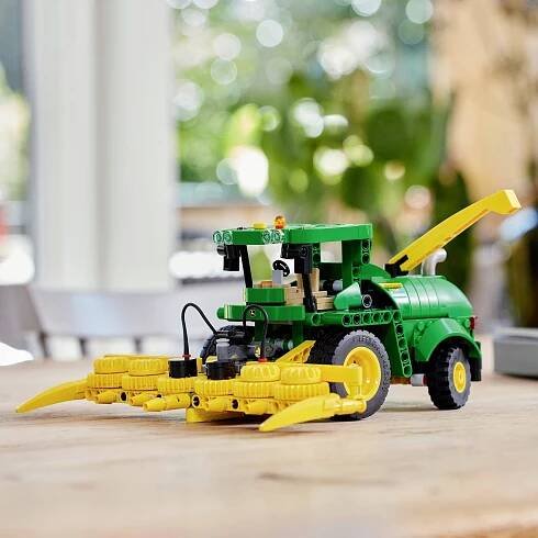 42168 LEGO® TECHNIC John Deere 9700 Forage Harvester : Půhy.cz