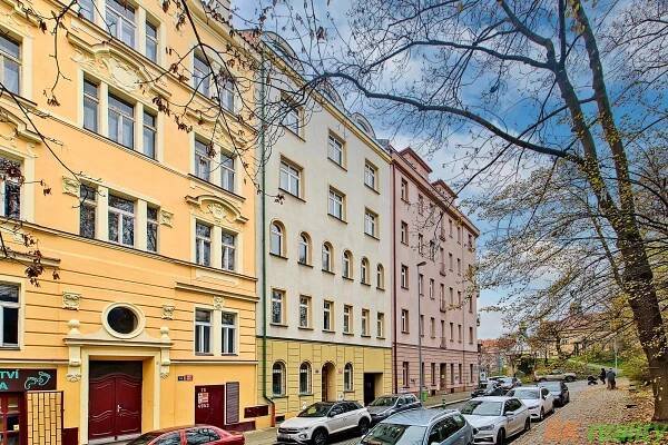 PRONAJATO-Pha-Vršovice ul. Holandská 2kk/terasa 50 m2 částečně zařízeno