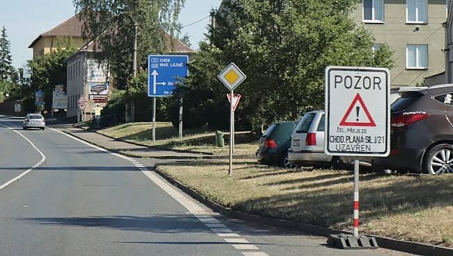 Uzavřeno, objížďka. Chodovou Planou neprojedete, opravují zde železniční přejezd