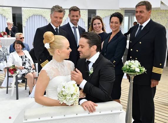 Judith Neumann, Nick Wilder, Jan Hartmann, Bastian von Bömches, Caroline Maria Frier, Barbara Wussow, Sascha Hehn - Plavba snů - Hochzeitsreise auf die Kykladen - Z filmu