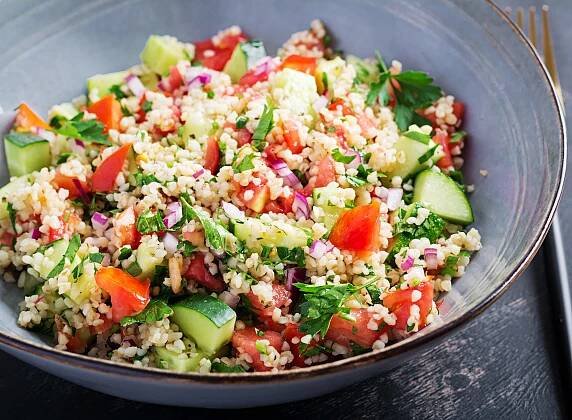 tabbouleh salát. tradiční blízkovýchodní nebo arabské jídlo. levantinový vegetariánský salát s petrželkou, mátou, bulgurem, rajčaty. - kuskus základní potravina - stock snímky, obrázky a fotky