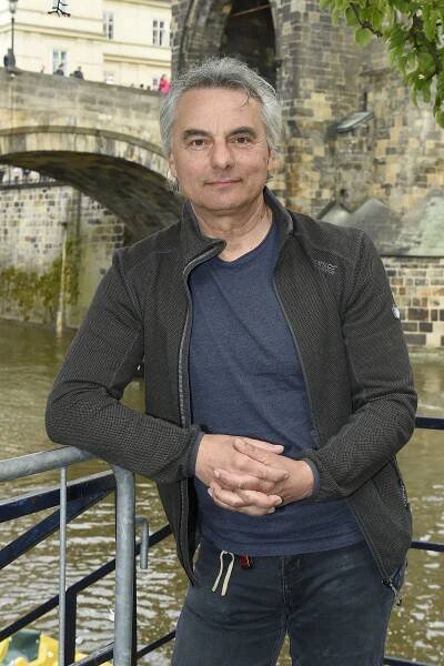 Byl zamilovaný mládenec, často princ, teď je nevrlý plukovník s cigárem. Mario Kubec nám ukázal rozkošnou rodinu