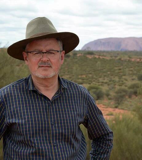Sir Christopher Clark vor dem heiligen Berg Uluru.