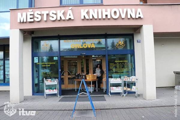 Prodej vyřazených knih před knihovnou 