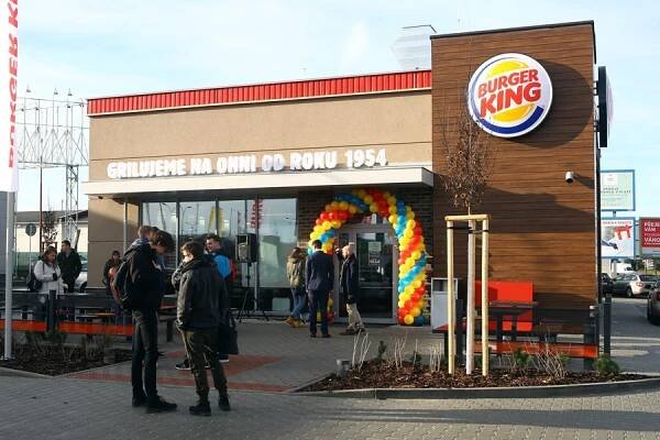 V Plzni se otevřel Burger King drive-thru