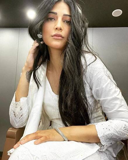 Shruti Haasan : Net Worth, Height, Weight, Age, Affairs, Wiki, Facts and Figures 1