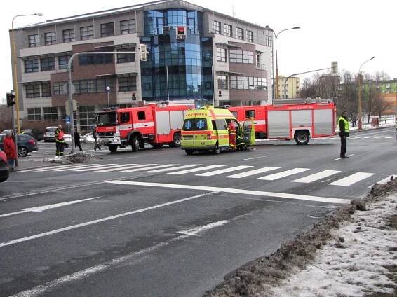 Dva zranění chodci po střetu auta se sanitkou