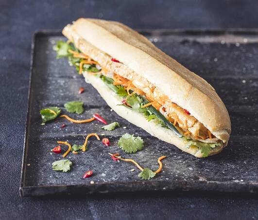 Vietnamská bageta a ledový čaj z banh—mi—ba pro 1 nebo 2 osoby