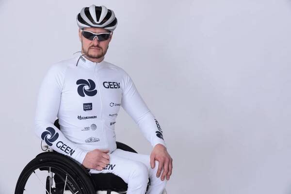 V patnácti se dostal na invalidní vozík. Teď paratriatlonista Honza Tománek poráží i nehendikepované sportovce – Muži v