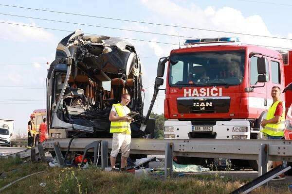 Viník nehody u Brna se 76 zraněnými: řidič autobusu, jel rychle a příliš blízko