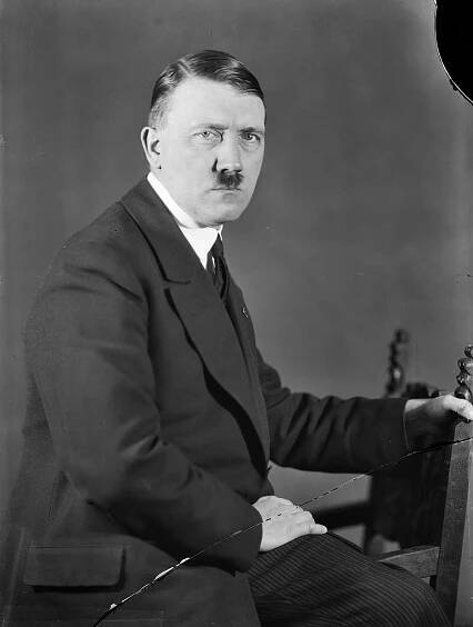 Hitler: Život v obrazech (2022)