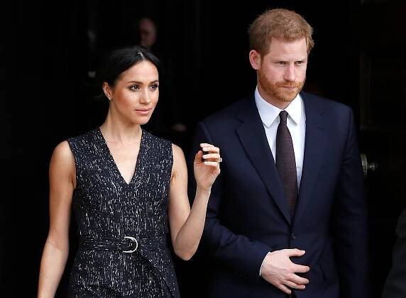 Meghan polidšťuje monarchii. Svatba s Harrym je červená knihovna v přímém přenosu
