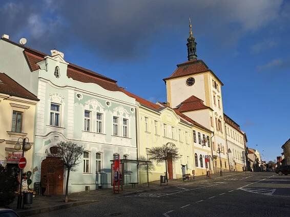 Soubor:Jílové u Prahy - Masarykovo náměstí s dominantou radnice čp. 1 (stav prosinec 2023) (2).jpg