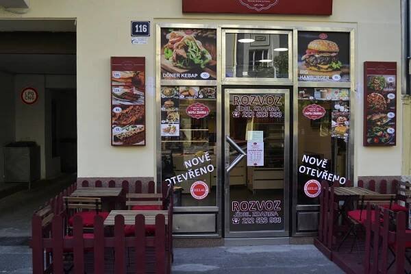 Dürüm, döner nebo kebab box v tureckém bistru s dlouhou otevírací dobou