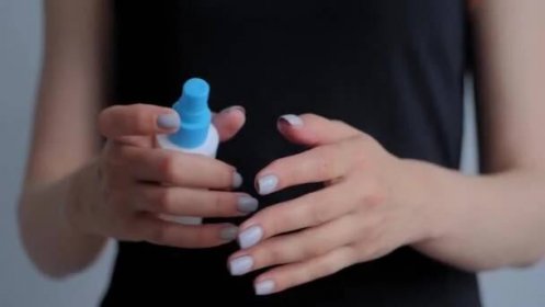 Zpomalený pohyb: žena stříkající antiseptikum na ruce - zblízka - sprej dezinfekce — Stock video © Zyabich #374912470