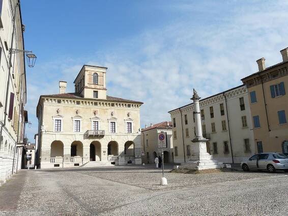 Soubor:Sabbioneta-piazza ducale.jpg – Wikipedie