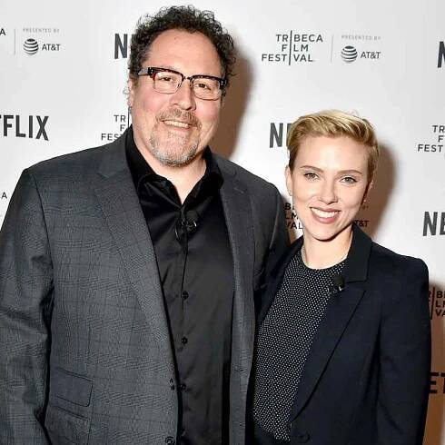 Jon favreau and scarlett johansson zoom 159523f2 bfc3 4dd5 b4ac 58b867efff81