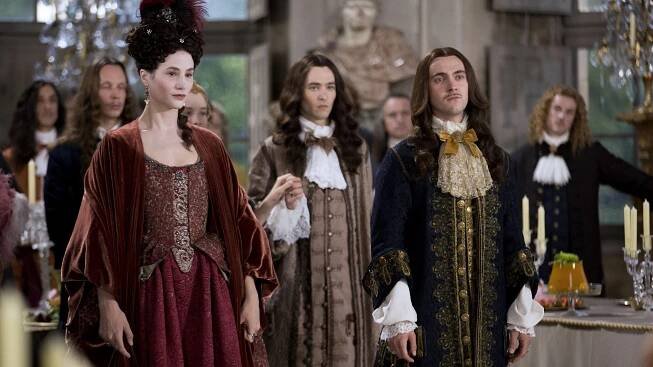 Versailles - Nový režim - Z filmu - Elisa Lasowski, George Blagden