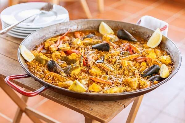 tradiční španělská paella z mořských plodů na pánvi se slávkami, langustinem a rybami - paella - stock snímky, obrázky a fotky