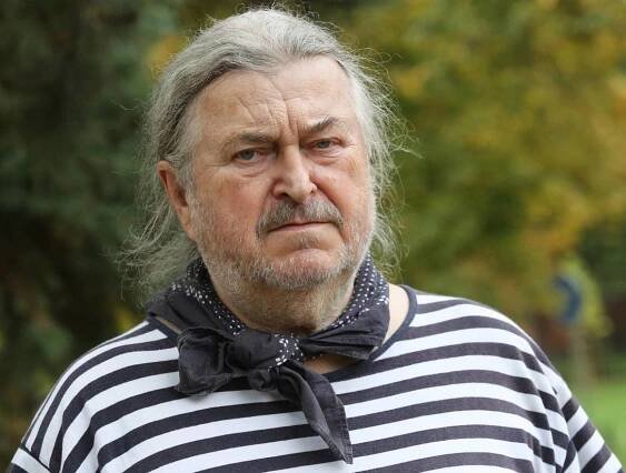 František Ringo Čech, vlastním jménem František Čech (* 9. července 1943 Praha), je český bubeník, zpěvák, textař, herec, komik, moderátor, politik, publicista, scenárista, dramatik, naivní malíř a spisovatel.