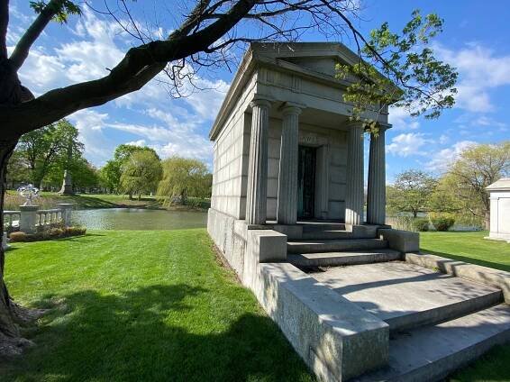 Larger memorial image loading...