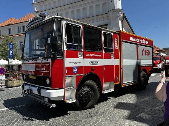 Hasiči v Sušici slavili ve velkém, ohromili vodní fontánou i spanilou jízdou