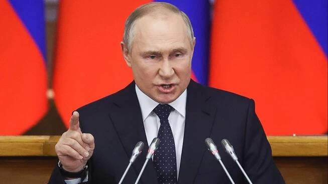 Ruská ekonomika se řítí do záhuby. Putin zavádí podobný systém jako Hitler