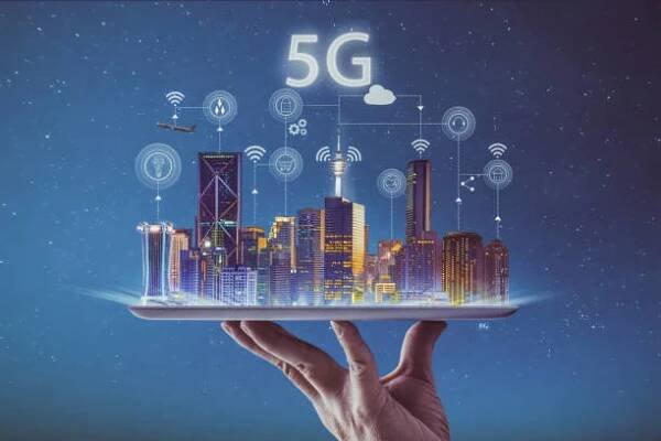 číšník ruka drží prázdný digitální tablet s inteligentním městem a bezdrátovými systémy sítě 5g a internetem věcí. - 5g - stock snímky, obrázky a fotky