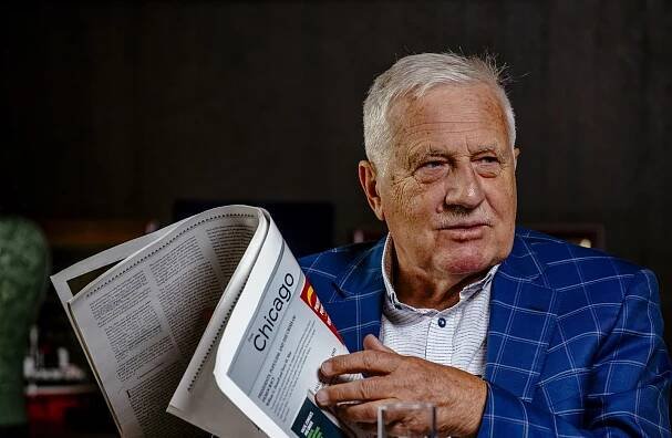 VIDEO: Nakažený Václav Klaus prokašlal svou poslední přednášku. Naštěstí byla online
