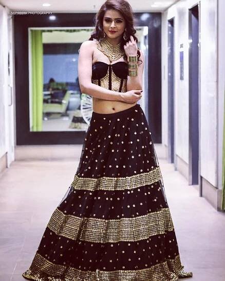 Madurima Tuli Biography,Family,Boyfriends,Madhurima Tuli Bigg Boss 13