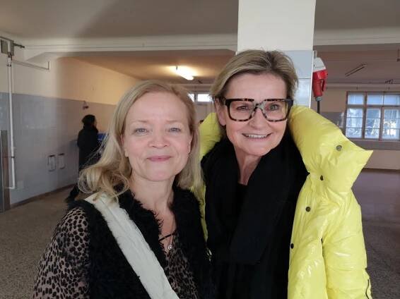 Auch 2020 warten wieder einige Projekte auf die bekannte Schauspielerin Michou Friesz: "Aber jetzt mache ich erstmal eine kleine Erholungspause." Im Bild mit Journalistin Hedi Grager. (Foto privat)