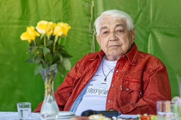 Jiří Krampol v červnu 2025 vzpomínal na natáčení seriálu Synové a dcery Jakuba Skláře.
