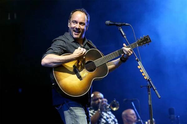 Dave Matthews sings and plays guitar onstage.