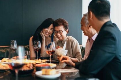 asijské rodinné stolování a oslava dne matek nebo narozenin - den matek svátku - stock snímky, obrázky a fotky