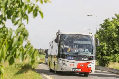 Průlom v regionálních autobusech. Středočeský kraj vyzkouší na dvou linkách nástup všemi dveřmi