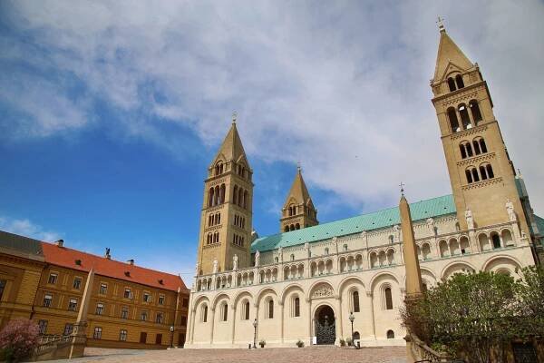 Katedrála svatého Petra a Pavla v městě Pécs | vladacanon9/123RF.com