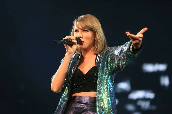 Taylor Swift: *13.12.1989, americká zpěvačka a autorka písní