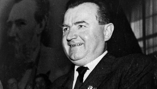 Klement Gottwald skončil jako mumie. V mauzoleu ji nasvěcovali barevnými reflektory, aby vypadala „lidsky“