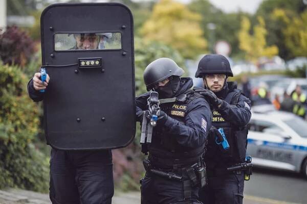 OBRAZEM: Policisté stříleli v nemocnici na ozbrojené útočníky. Ale jen naoko