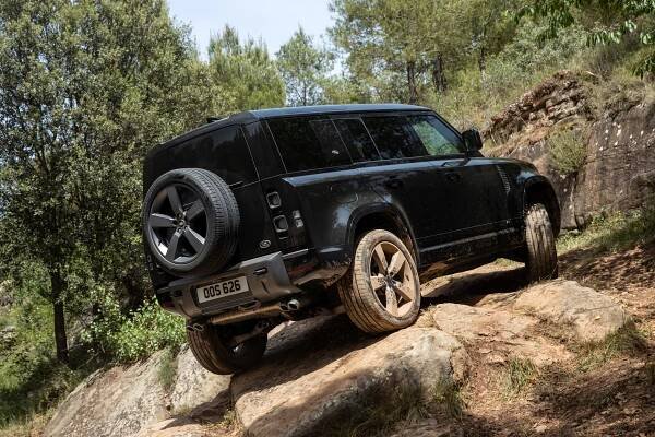 Podmanivý anachronismus. Land Rover nově nabízí Defender i s motorem V8, jezdí senzačně