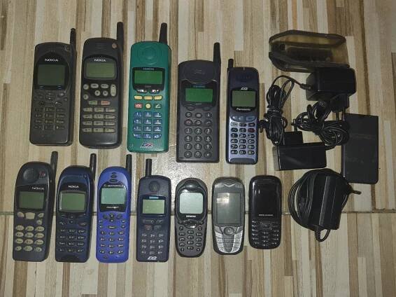 STARÉ TELEFONY - Mobily a chytrá elektronika