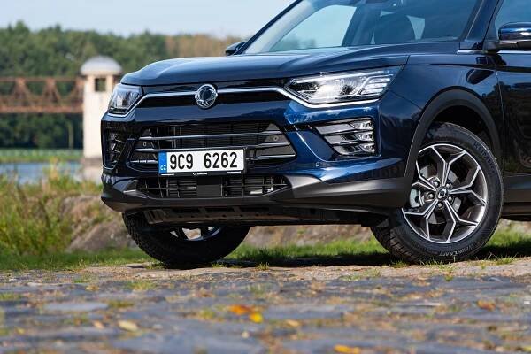 SsangYong ví, jak v Česku zaujmout: Dostupné SUV Korando se prodává jako teplé housky, přesto dále zlevňuje