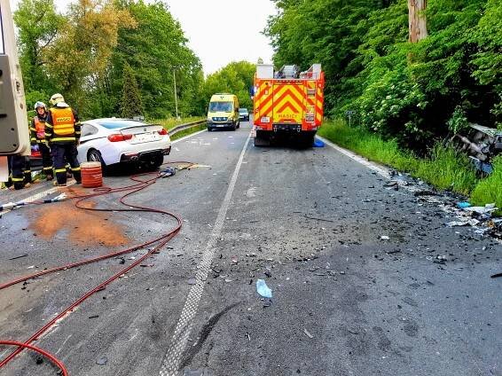 Řidič (47) vjel do protisměru. Při srážce zahynul, tři lidé jsou vážně zraněni