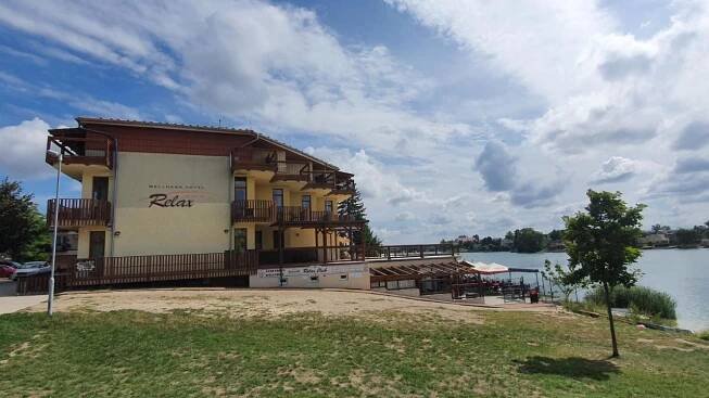 Výhled na řeku, která protéká v blízkosti hotelu