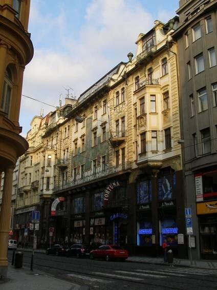Obchodní_dům_-_polyfunkční_objekt_U_Nováků,_U_Štajgrů_(Nové_Město),_Praha_1,_Vodičkova_28,_30,_V_Jámě_1,_3,_5_28,_Nové_Město.JPG