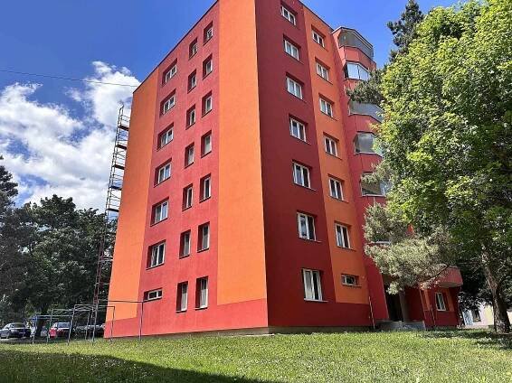 Panelový dům sytě červené a oranžové barvy je na třeboňském sídlišti jediný.