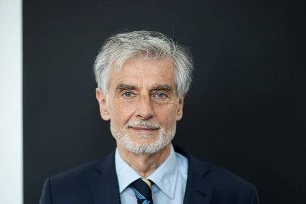 Vláda pokrytecky kope do Ukrajiny (píše Peter Weiss)