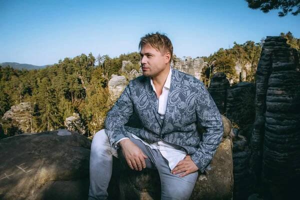 Čakali by ste, že lyrický tenor využije vo svojej piesni výrazne syntetizátory a dokonca írske gajdy?