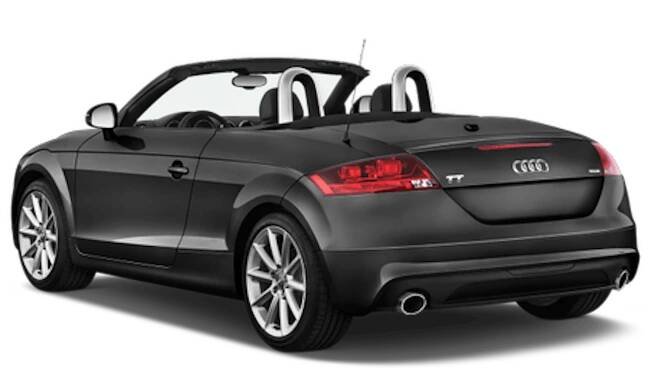 Schwarzes Audi TT Cabriolet, Heckansicht, mit geöffnetem Verdeck, geparkt. Elegant und modern, ideal für sonnige Fahrten.