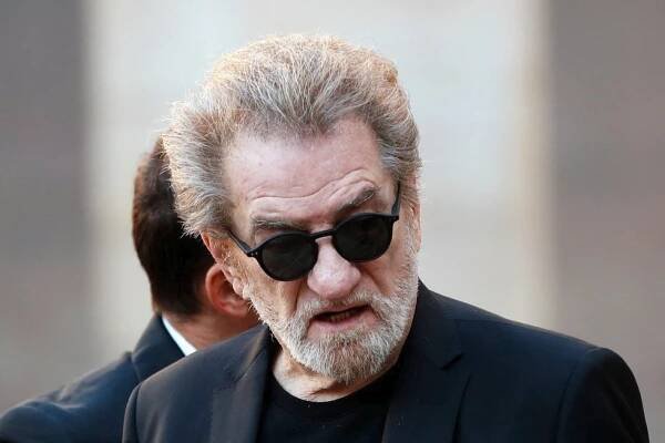Pohřeb Charlese Aznavoura (†94): Belmonda podpírali, plakala hubená Brigitte Macronová i Peyrac z Angeliky